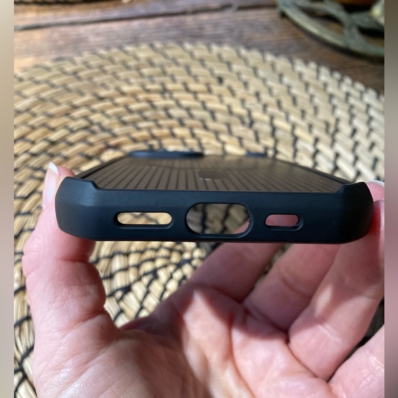 Carson & Quinn Illusive Case iPhone 13/14 - Picture 5 of 9